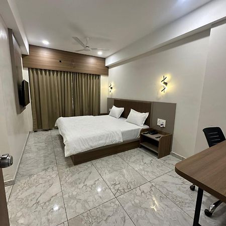 Hotel Fun N Food ภุช ภายนอก รูปภาพ