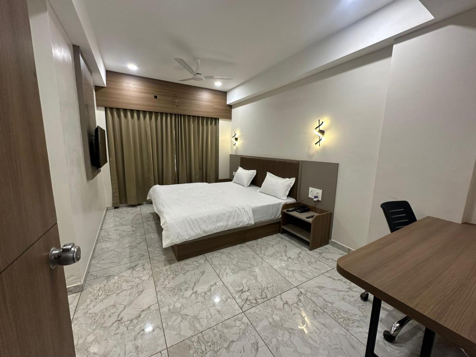 Hotel Fun N Food ภุช ภายนอก รูปภาพ