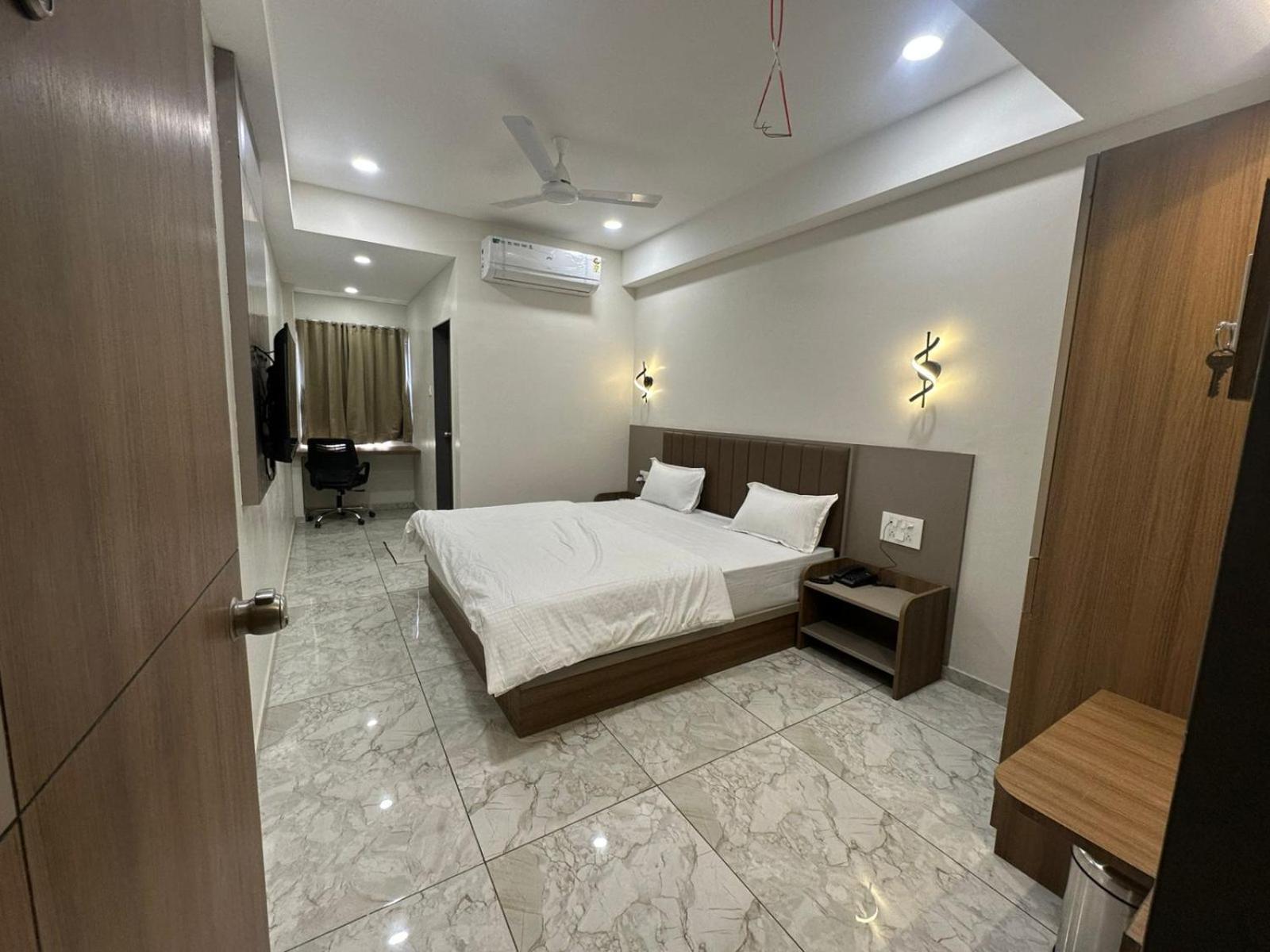 Hotel Fun N Food ภุช ภายนอก รูปภาพ