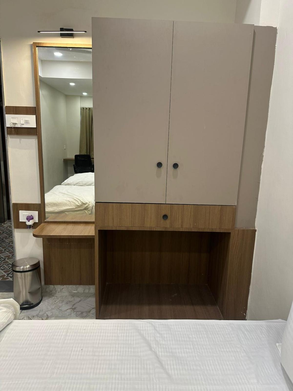 Hotel Fun N Food ภุช ภายนอก รูปภาพ