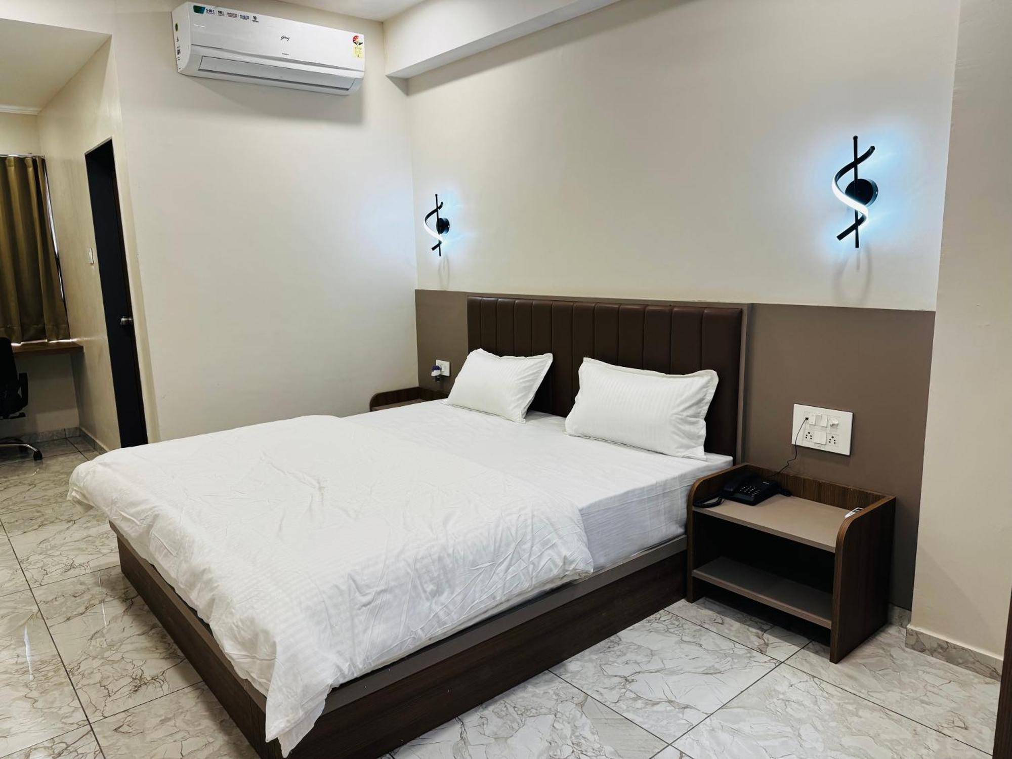 Hotel Fun N Food ภุช ภายนอก รูปภาพ