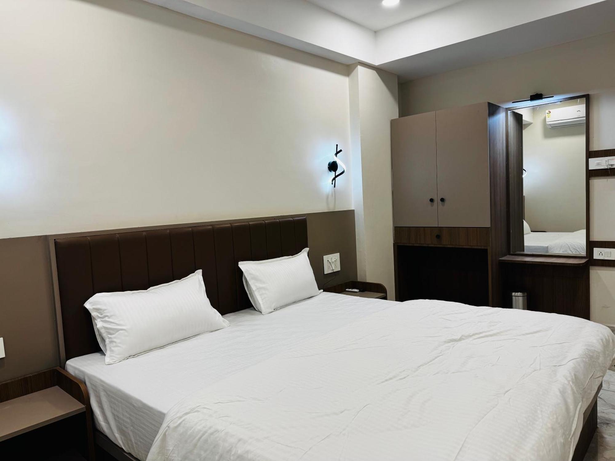 Hotel Fun N Food ภุช ภายนอก รูปภาพ