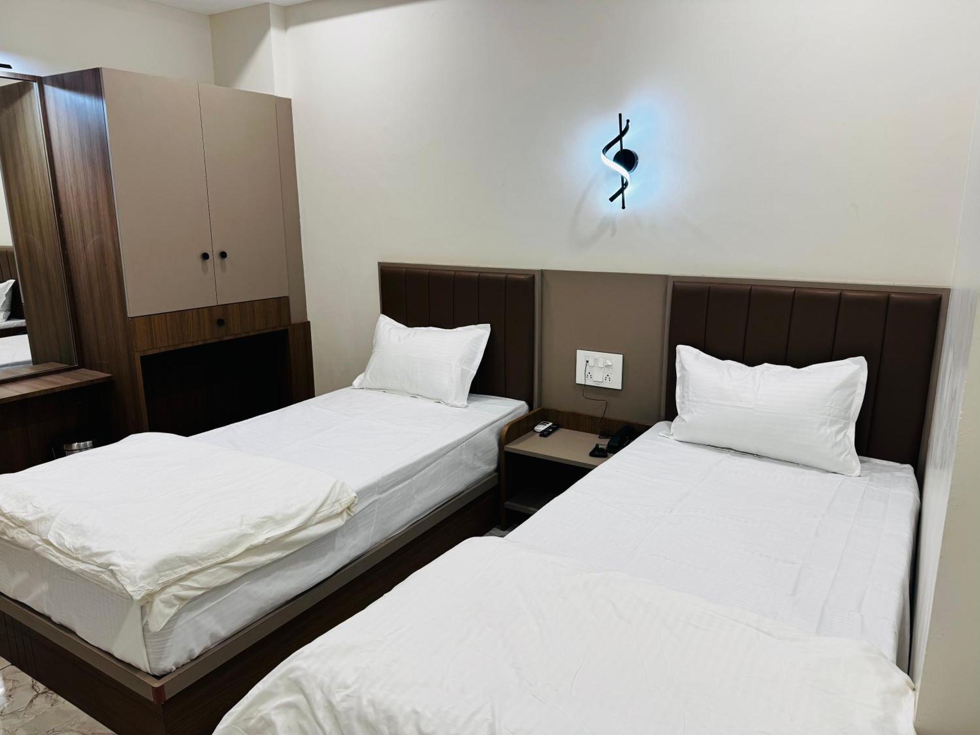 Hotel Fun N Food ภุช ภายนอก รูปภาพ