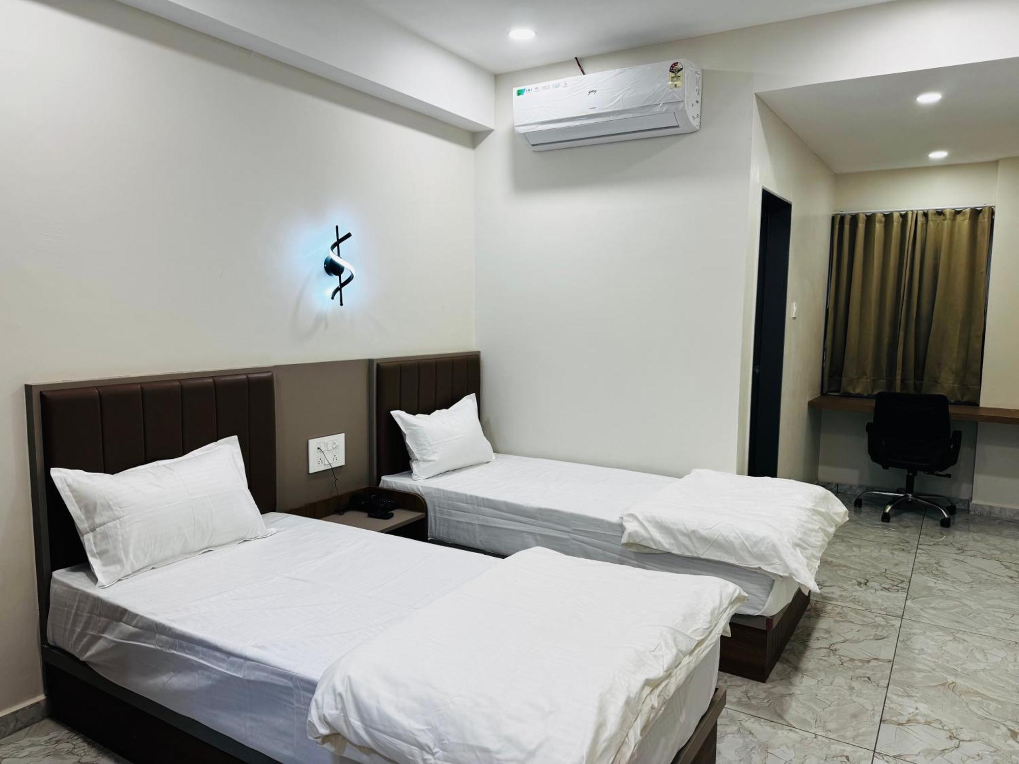 Hotel Fun N Food ภุช ภายนอก รูปภาพ