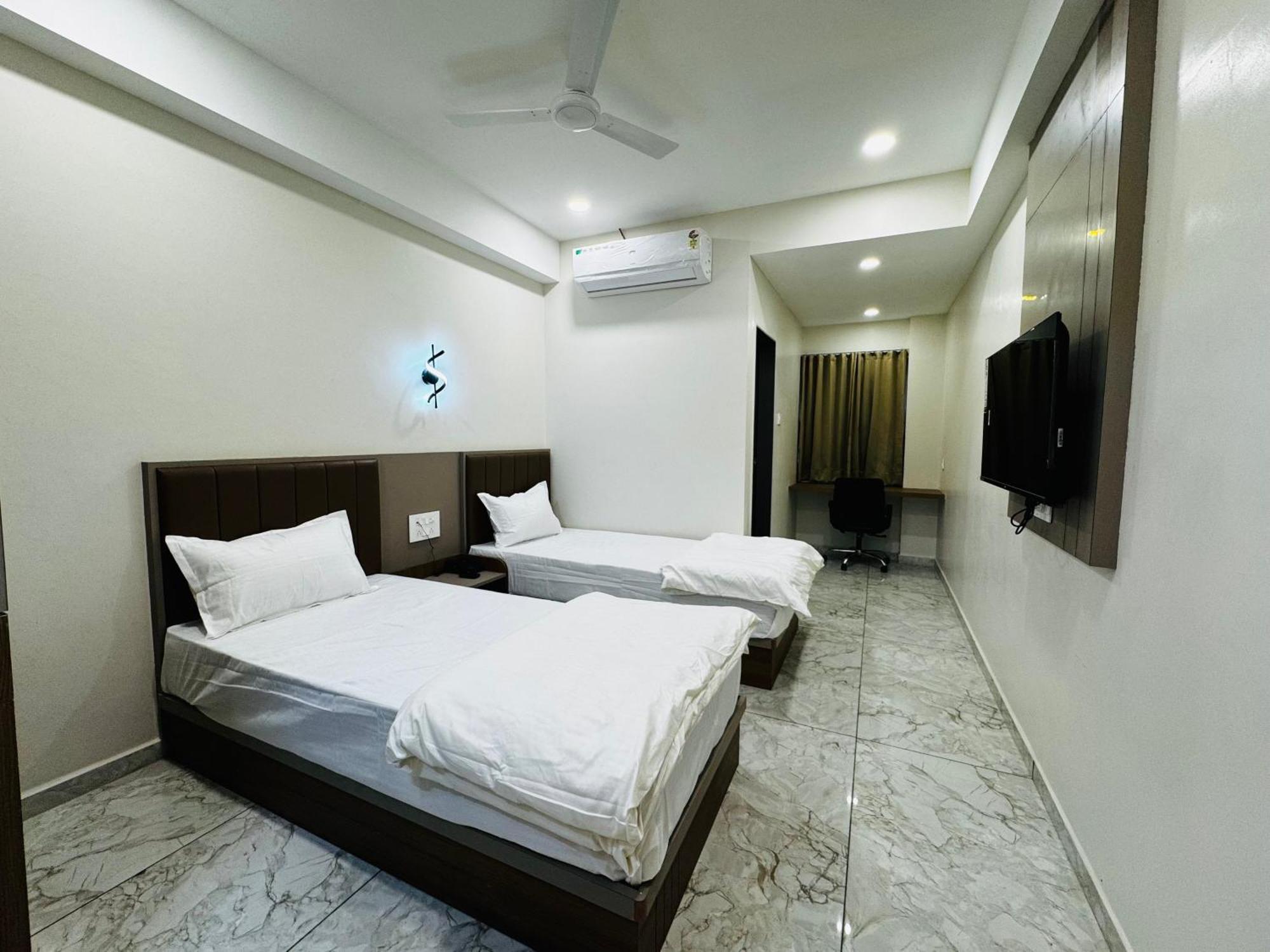 Hotel Fun N Food ภุช ภายนอก รูปภาพ