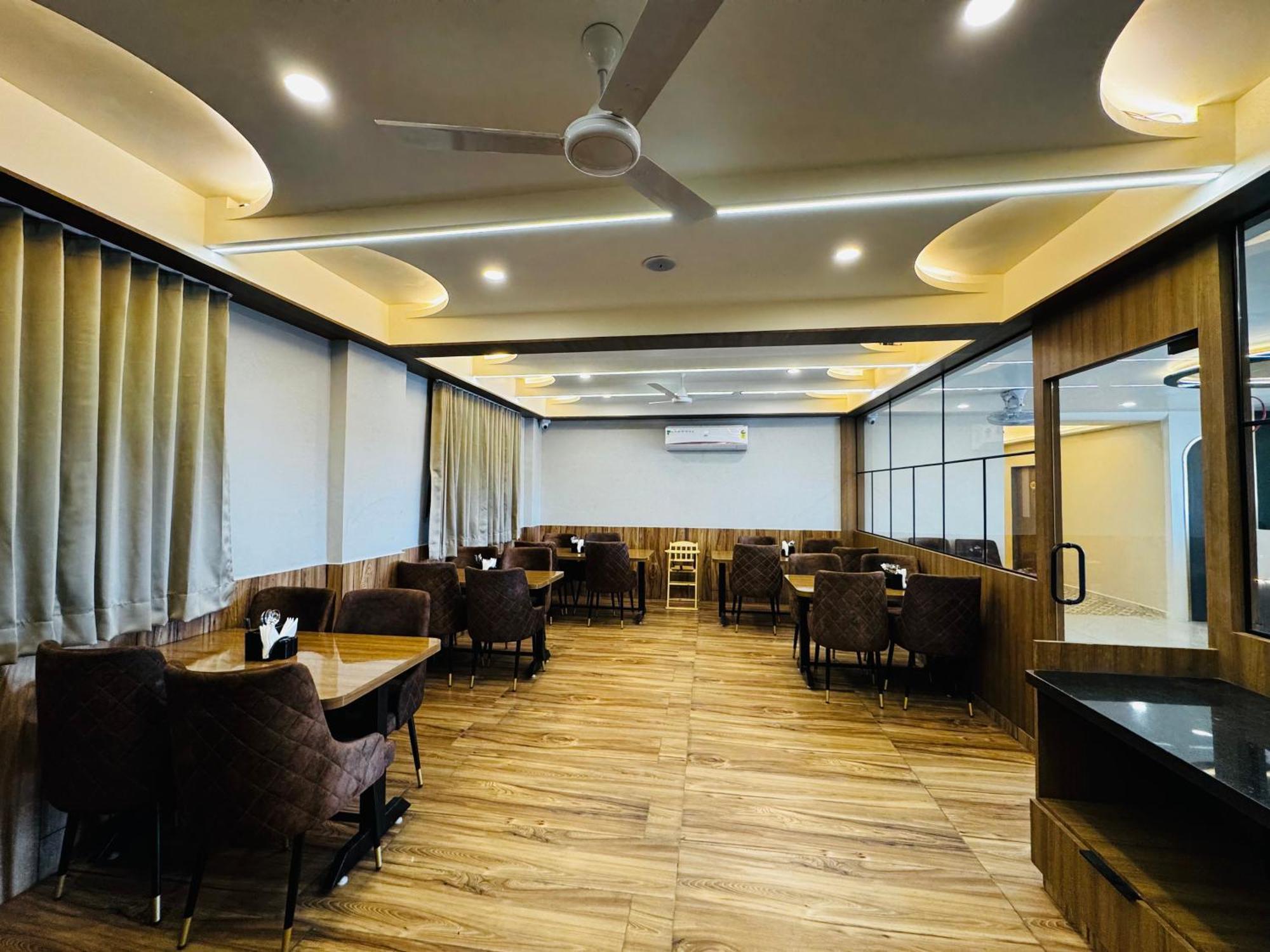 Hotel Fun N Food ภุช ภายนอก รูปภาพ